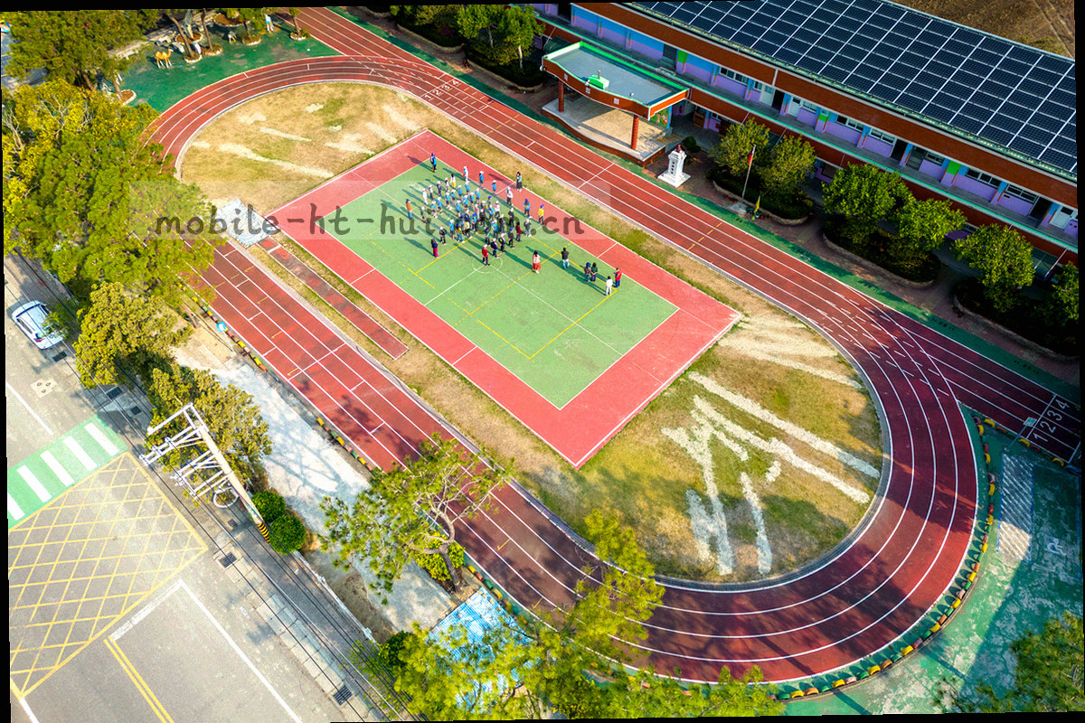 清晨山地跑道与跑者剪影的抽象画面，霓虹青光带横向穿过